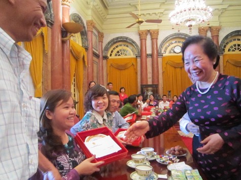Gia đình chị Lan Anh là một trong mười ba gia đình khuyết tật tiêu biểu được Phó Chủ tịch nước Nguyễn Thị Doan khen tặng.